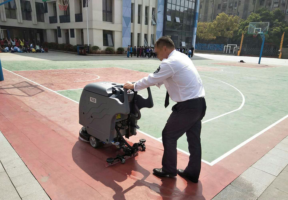 江西大型清潔設(shè)備多功能洗地機(jī)和電動(dòng)<a href=http://www.jbbxsr.cn target=_blank class=infotextkey>掃地車生產(chǎn)廠</a>